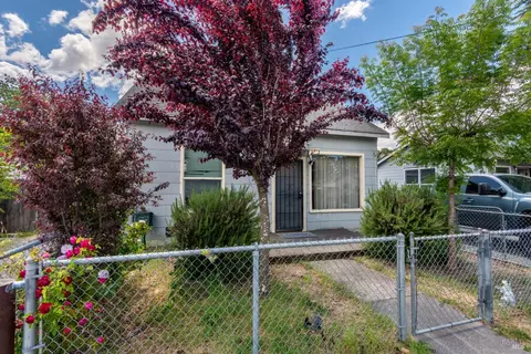 Exterior - 530 Wall St, Windsor, CA 95492 photo 9 of 11