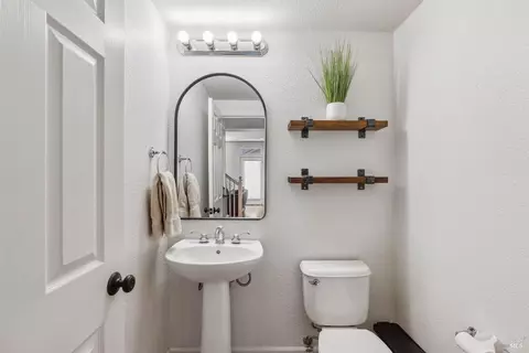 Bath - 8416 Trione Cir, Windsor, CA 95492 photo 1 of 3