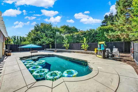 Exterior - 1345 Bello Dr, Dixon, CA 95620 photo 19 of 22