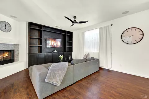 Living - 1345 Bello Dr, Dixon, CA 95620 photo 4 of 5