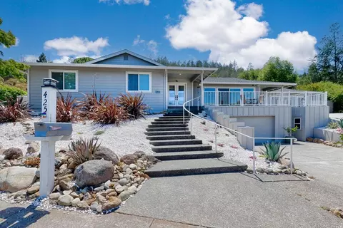 425 Oak Vista Dr, Santa Rosa, CA 95409