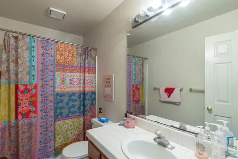 Bath - 12 Bay Tree Ct, Cotati, CA 94931 photo 2 of 2