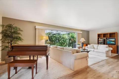 Living - 125 Combs Ln, Vallejo, CA 94590 photo 4 of 4