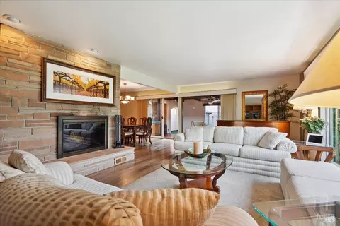 Living - 125 Combs Ln, Vallejo, CA 94590 photo 3 of 4