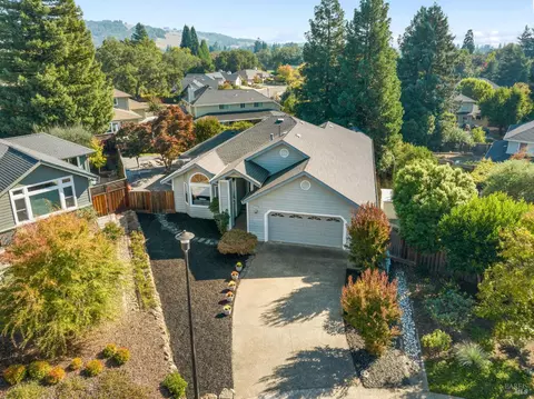 418 Tee Dr, Healdsburg, CA 95448