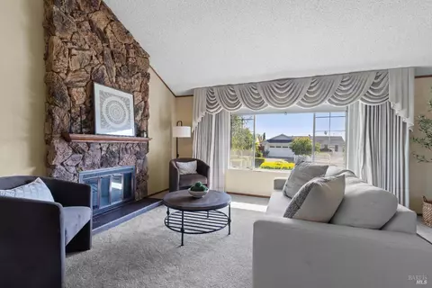 Living - 1721 Sarkesian Dr, Petaluma, CA 94954 photo 2 of 6