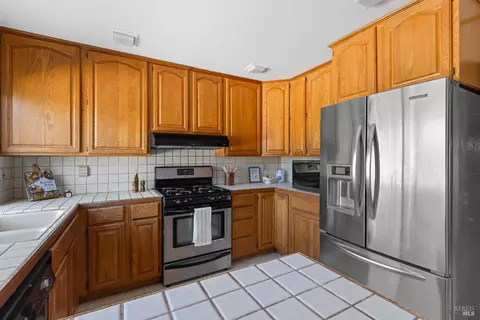 Kitchen - 1721 Sarkesian Dr, Petaluma, CA 94954 photo 2 of 3