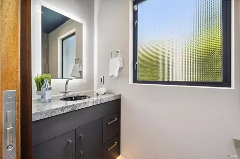 Bath - 101 Lincoln Dr, Sausalito, CA 94965 photo 7 of 9