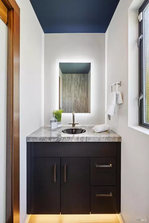Bath - 101 Lincoln Dr, Sausalito, CA 94965 photo 8 of 9