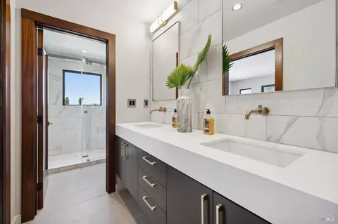 Bath - 101 Lincoln Dr, Sausalito, CA 94965 photo 2 of 9