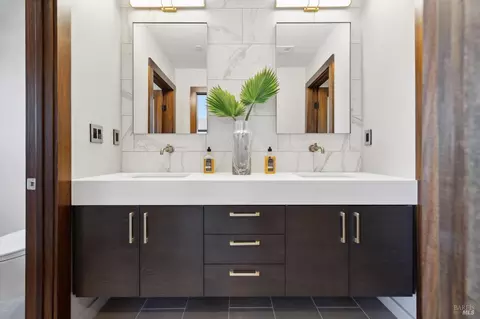 Bath - 101 Lincoln Dr, Sausalito, CA 94965 photo 1 of 9