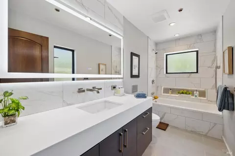 Bath - 101 Lincoln Dr, Sausalito, CA 94965 photo 5 of 9