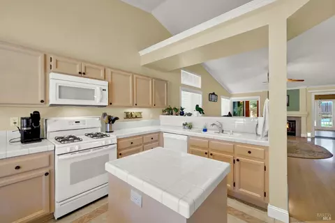Kitchen - 1795 Mistler St, Dixon, CA 95620 photo 3 of 4