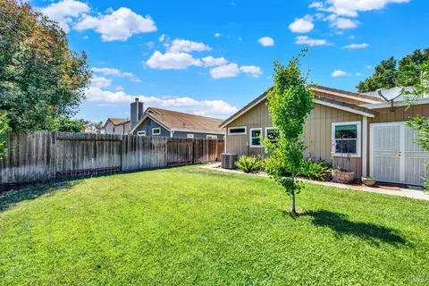 Exterior - 1795 Mistler St, Dixon, CA 95620 photo 8 of 11