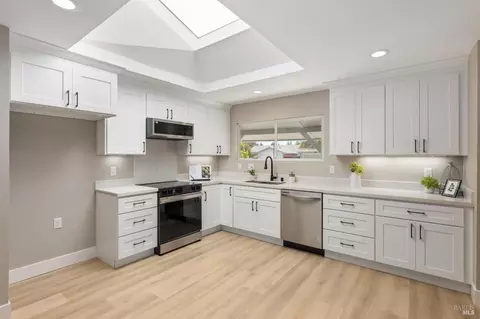 Kitchen - 812 Meadowlark Dr, Fairfield, CA 94533 photo 1 of 2