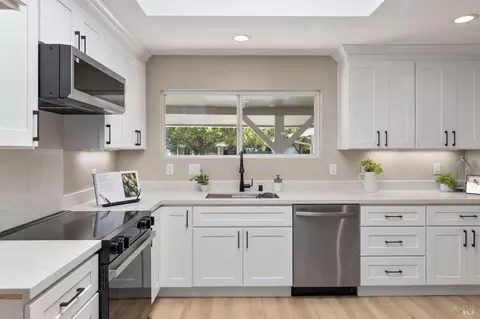 Kitchen - 812 Meadowlark Dr, Fairfield, CA 94533 photo 2 of 2