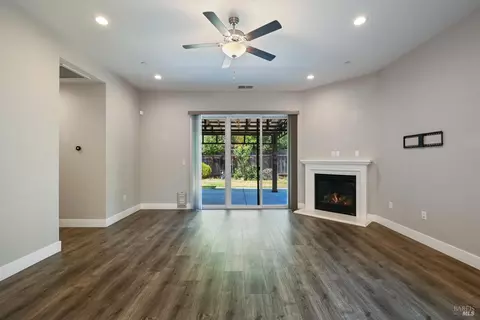 Living - 261 Spanish Oak Dr, Windsor, CA 95492 photo 2 of 3