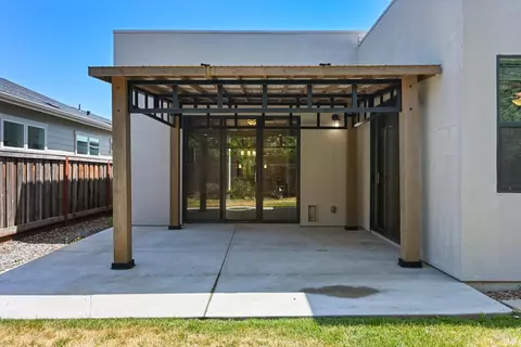 Exterior - 261 Spanish Oak Dr, Windsor, CA 95492 photo 3 of 4