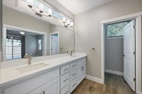Bath - 261 Spanish Oak Dr, Windsor, CA 95492 photo 3 of 4