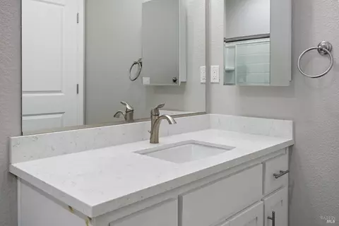 Bath - 261 Spanish Oak Dr, Windsor, CA 95492 photo 1 of 4