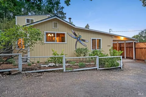 10140 Field Ln, Forestville, CA 95436