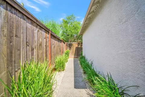 Exterior - 651 Decanter Cir, Windsor, CA 95492 photo 8 of 12