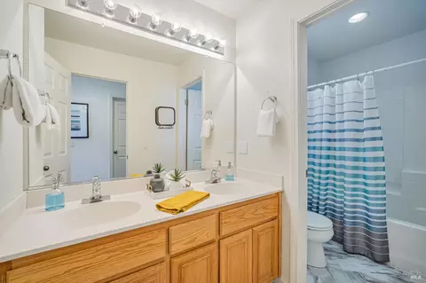 Bath - 651 Decanter Cir, Windsor, CA 95492 photo 3 of 4
