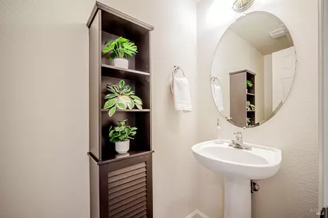 Bath - 651 Decanter Cir, Windsor, CA 95492 photo 4 of 4