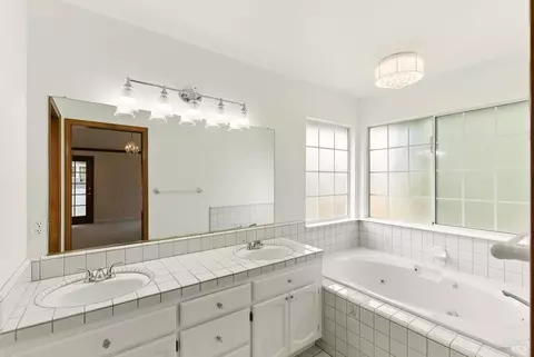 Bath - 6113 Amie Dr, Windsor, CA 95492 photo 3 of 5