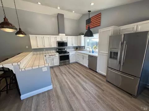 Kitchen - 919 W Starburst Ct, Windsor, CA 95492 photo 4 of 9