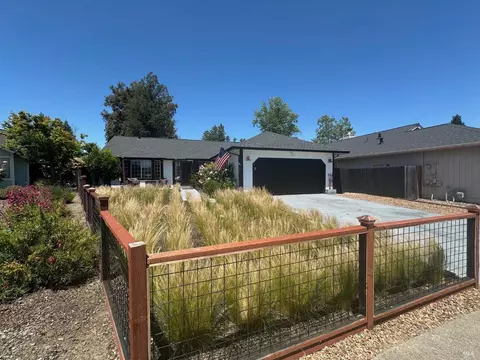 919 W Starburst Ct, Windsor, CA 95492