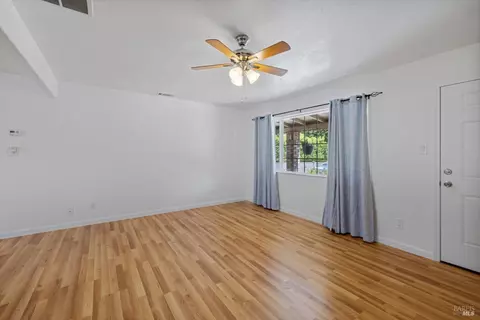 Living - 435 Hamilton Dr, Fairfield, CA 94533 photo 2 of 5