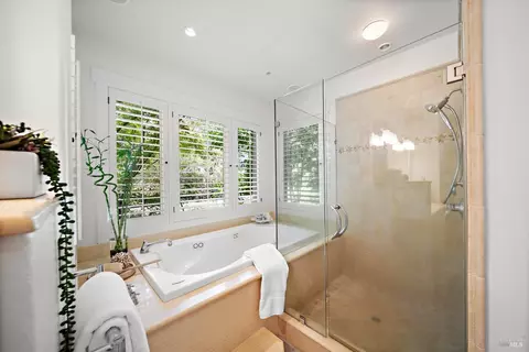Bath - 21925 Hyde Rd, Sonoma, CA 95476 photo 2 of 4