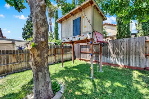 Exterior - 403 Eagle Ln, Vacaville, CA 95687 photo 19 of 22