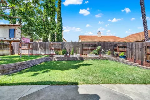 Exterior - 403 Eagle Ln, Vacaville, CA 95687 photo 20 of 22