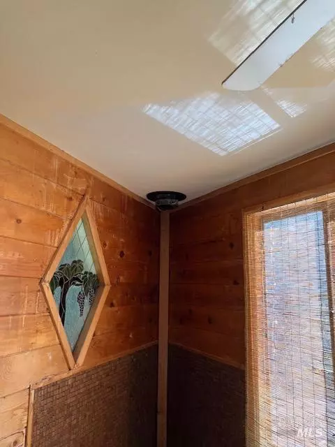 Bath - 28855 Timberline Rd, Willits, CA 95490 photo 1 of 3