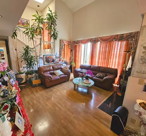 Living - 125 Ron Ct, Vallejo, CA 94591 photo 2 of 2