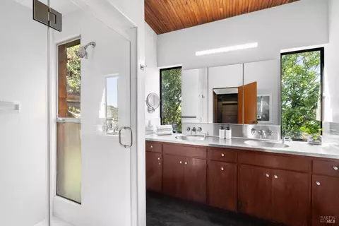 Bath - 11 Crest Rd, Belvedere, CA 94920 photo 1 of 5