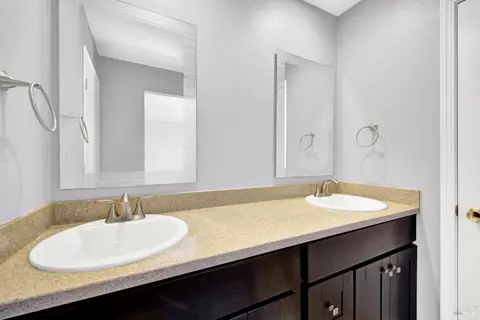 Bath - 945 Hickory Ave, Fairfield, CA 94533 photo 2 of 5