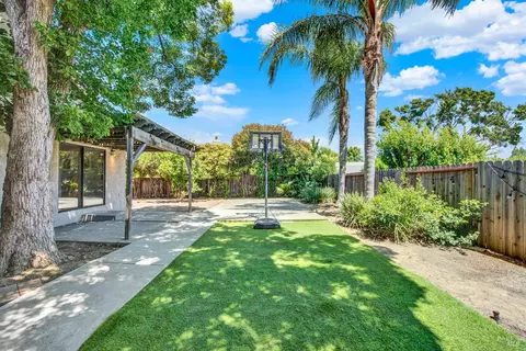 Exterior - 945 Hickory Ave, Fairfield, CA 94533 photo 7 of 25