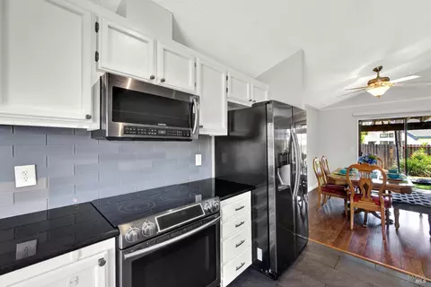 Kitchen - 945 Hickory Ave, Fairfield, CA 94533 photo 7 of 12