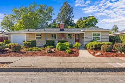 2521 Valley Center Dr, Santa Rosa, CA 95405