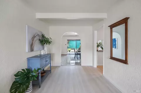 Entry Way - 1037 Sheridan St, Vallejo, CA 94590 photo 3 of 4