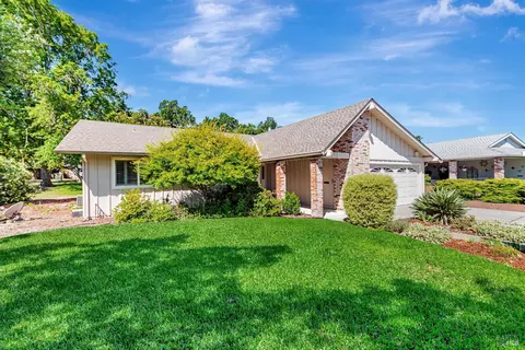 101 Valley Lakes Dr, Santa Rosa, CA 95409