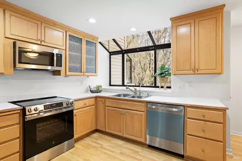 Kitchen - 36 Eucalyptus Knoll St, Mill Valley, CA 94941 photo 2 of 3