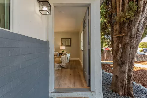 Entry Way - 1207 E Tennessee St, Fairfield, CA 94533 photo 4 of 4