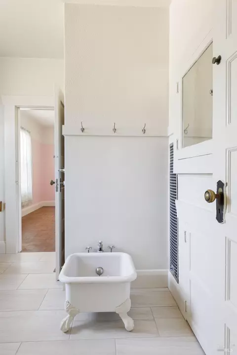 Bath - 2705 Roblar Rd, Petaluma, CA 94952 photo 4 of 4