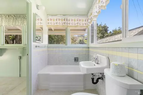 Bath - 2705 Roblar Rd, Petaluma, CA 94952 photo 1 of 4