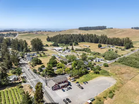 View/Area - 2705 Roblar Rd, Petaluma, CA 94952 photo 2 of 5