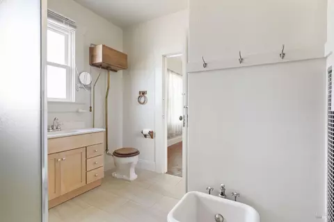 Bath - 2705 Roblar Rd, Petaluma, CA 94952 photo 2 of 4